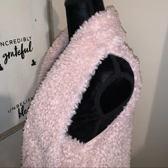 Women’s Fuzzy Sherpa Fleece open front Vest - Picture 6 of 10